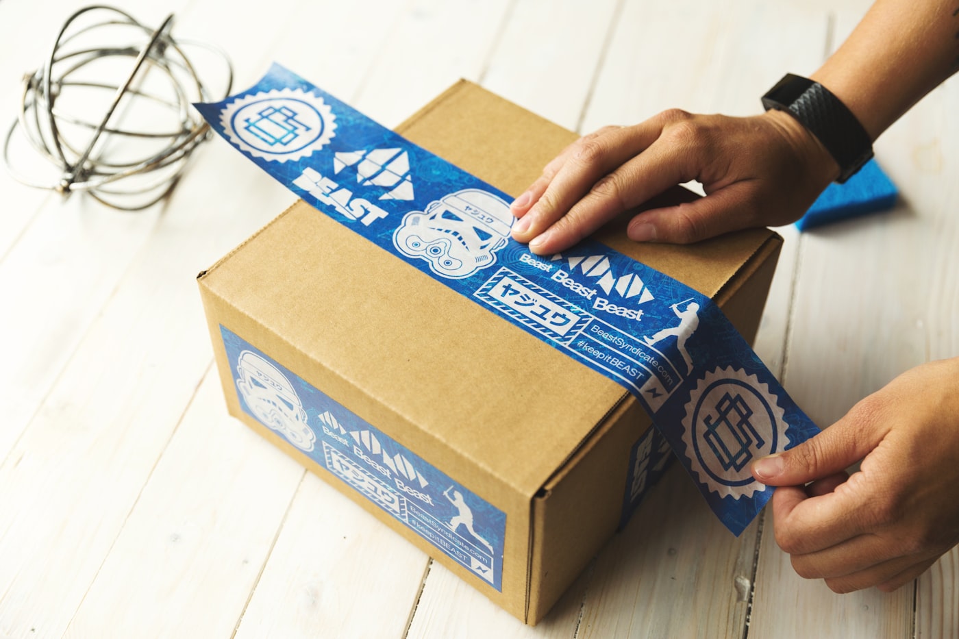 VideoShip pack-video: el pedido se empaqueta con mimo en la mesa de empaque con cinta adhesiva de marca